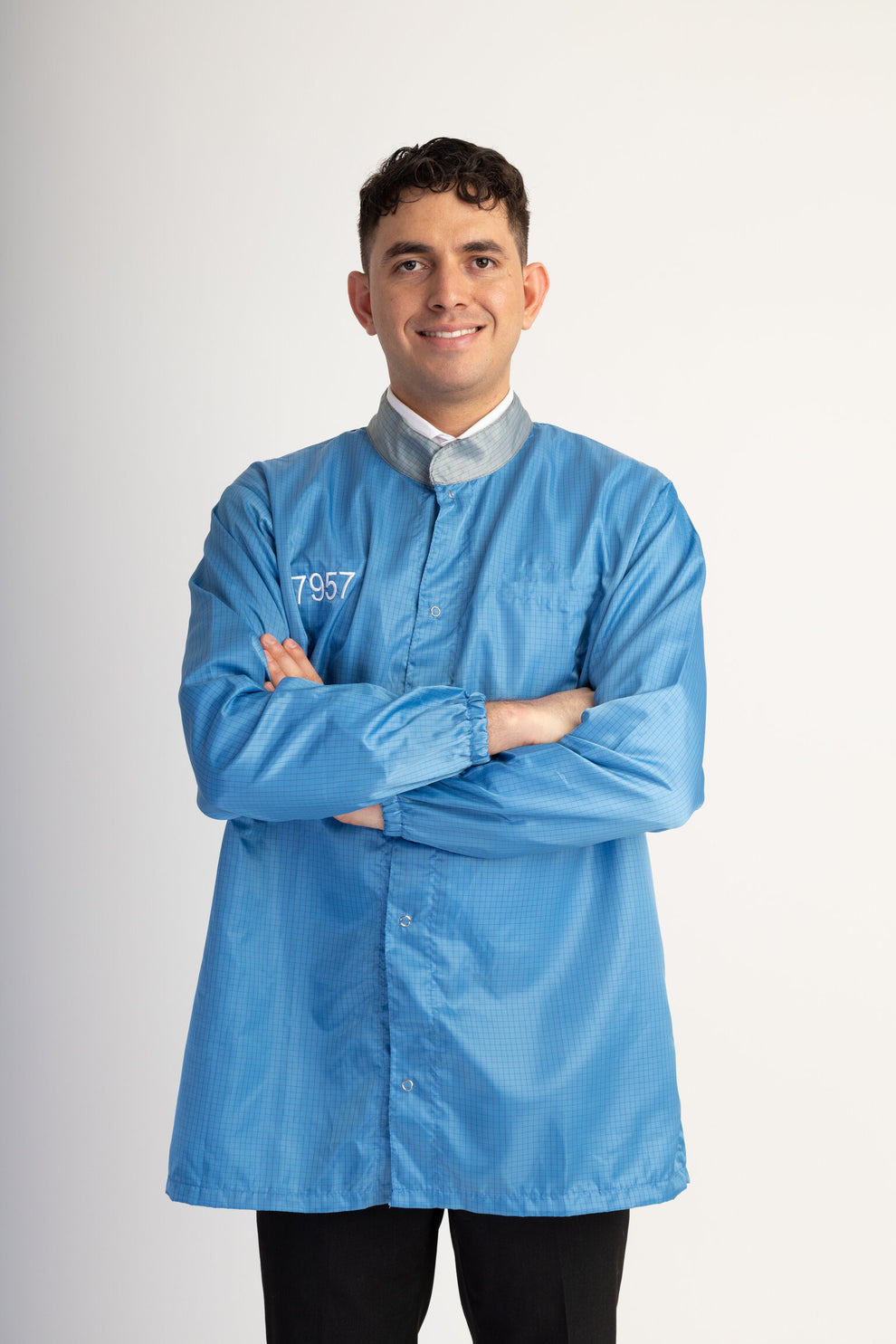 Bata Antiestática Clean Room Azul Rey | Protección ESD – Milenio Uniformes
